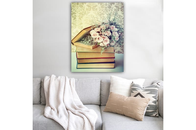 Canvastavla 70x100 cm - Bukett av rosa rosor placerad ovanpå en hög av böcker - Rosa / Beige / Grön - Inredning - Tavlor & konst - Canvastavlor