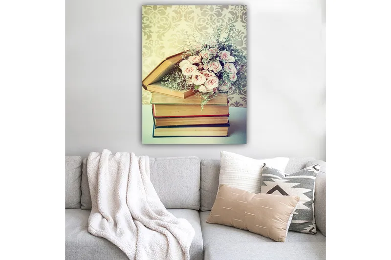 Canvastavla 70x100 cm - Bukett av rosa rosor placerad ovanpå en hög av böcker - Rosa / Beige / Grön - Inredning - Tavlor & konst - Canvastavlor