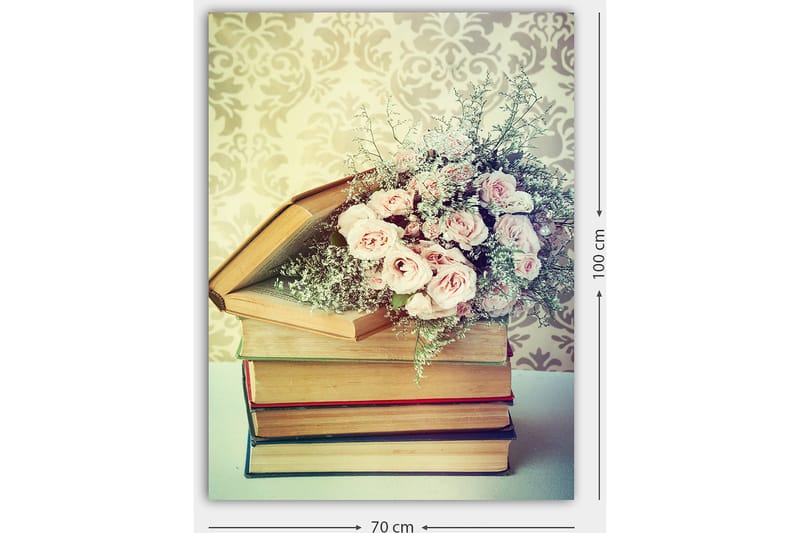 Canvastavla 70x100 cm - Bukett av rosa rosor placerad ovanpå en hög av böcker - Rosa / Beige / Grön - Inredning - Tavlor & konst - Canvastavlor