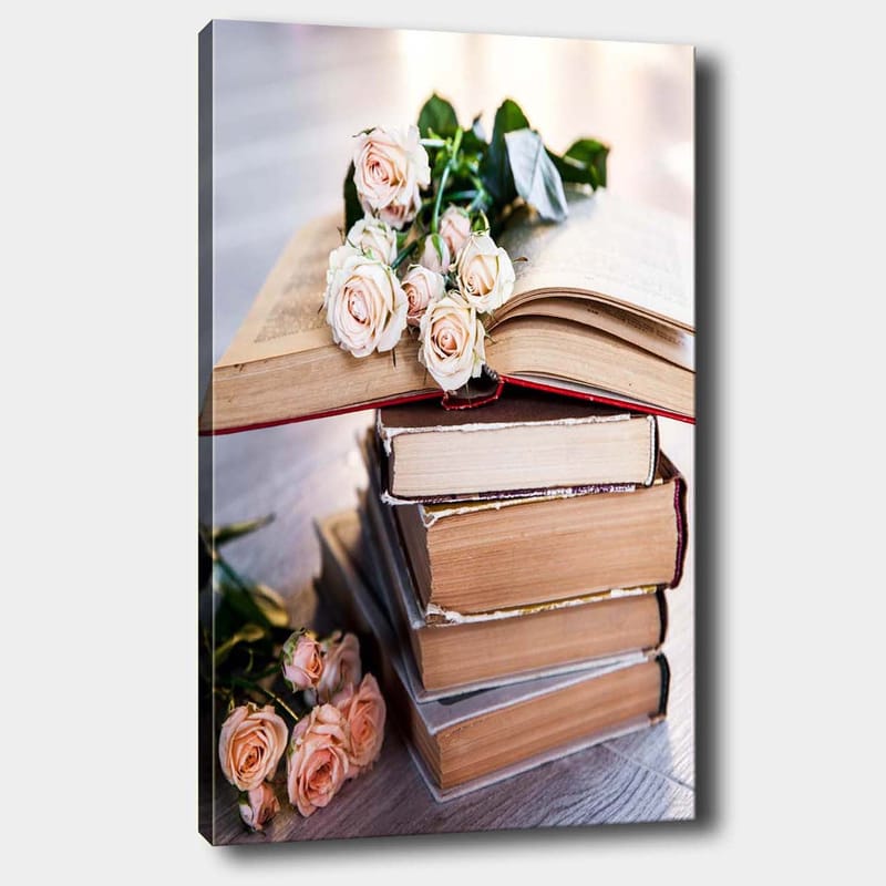 Canvastavla 70x100 cm - Bukett av rosor ligger på en hög av böcker, Ljusrosa / Beige / Brun