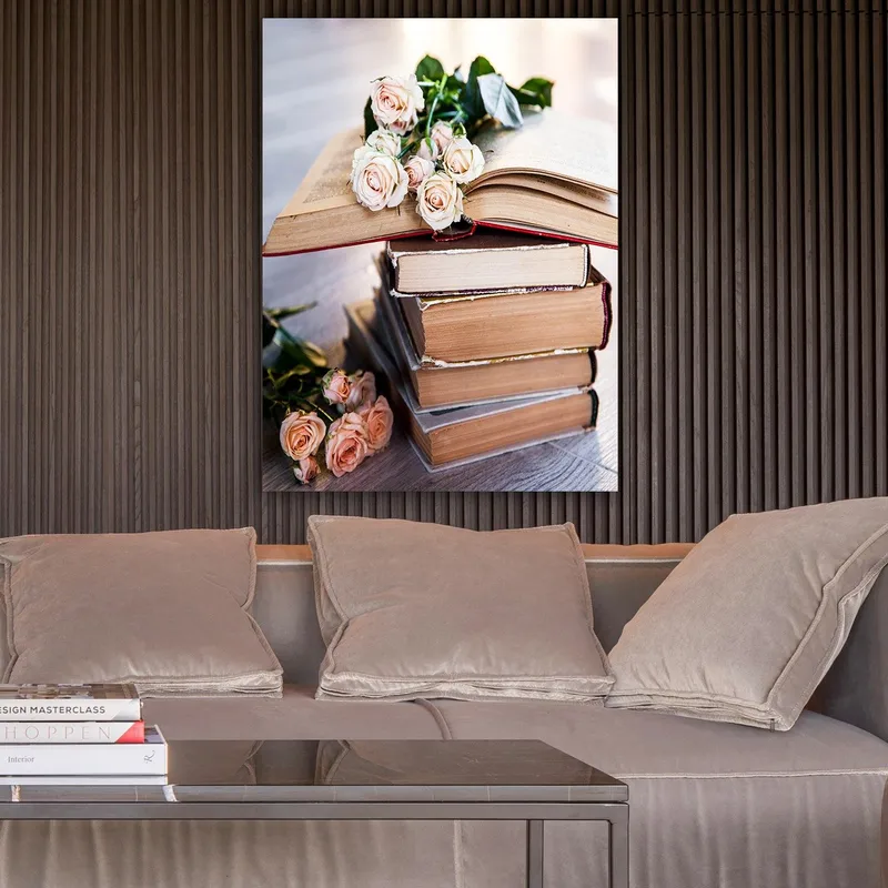 Canvastavla 70x100 cm - Bukett av rosor ligger på en hög av böcker - Ljusrosa / Beige / Brun - Inredning - Tavlor & konst - Canvastavlor