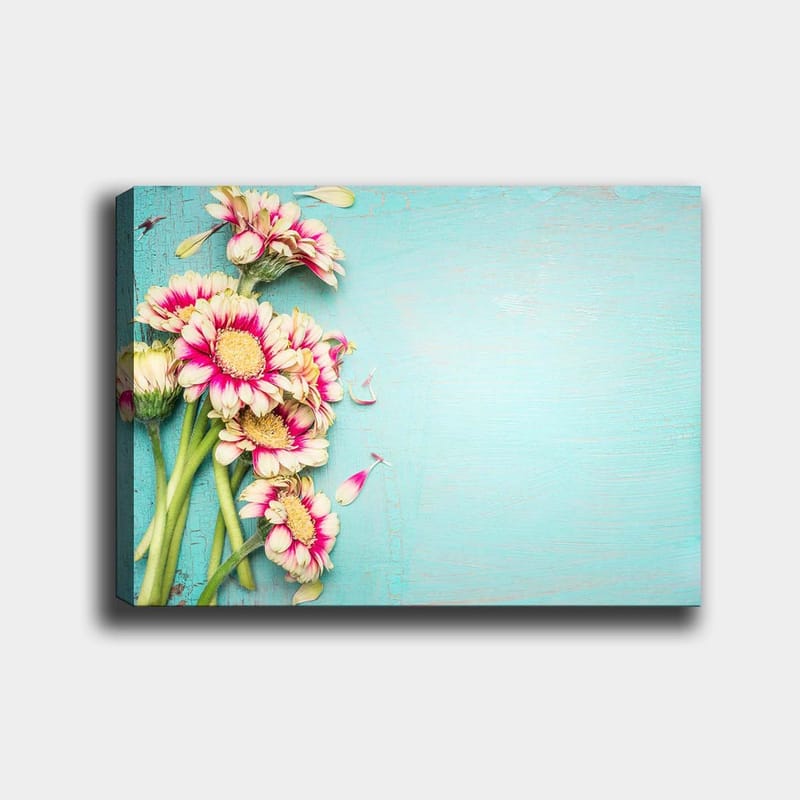 Canvastavla 70x100 cm - Bukett med färgglada blommor mot en ljusblå bakgrund - Rosa / Grön / Ljusblå - Inredning - Tavlor & konst - Canvastavlor