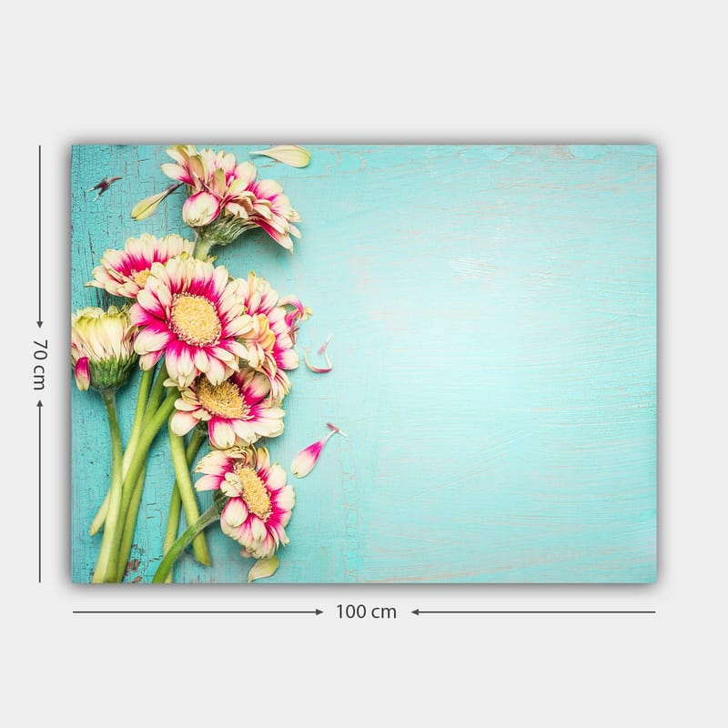 Canvastavla 70x100 cm - Bukett med färgglada blommor mot en ljusblå bakgrund - Rosa / Grön / Ljusblå - Inredning - Tavlor & konst - Canvastavlor