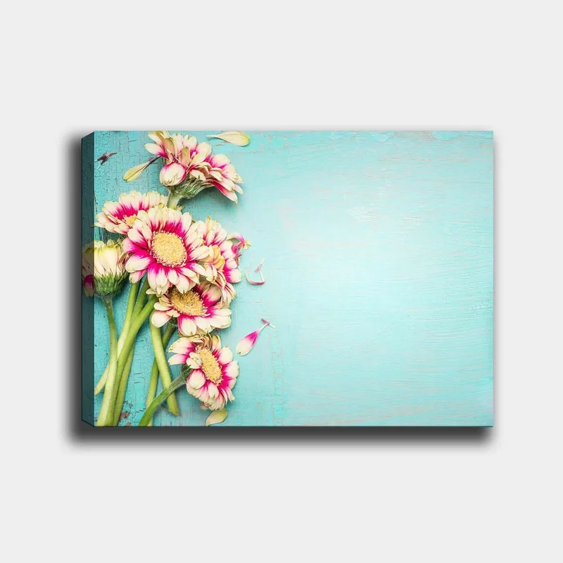 Canvastavla 70x100 cm - Bukett med färgglada blommor mot en ljusblå bakgrund - Rosa / Grön / Ljusblå - Inredning - Tavlor & konst - Canvastavlor