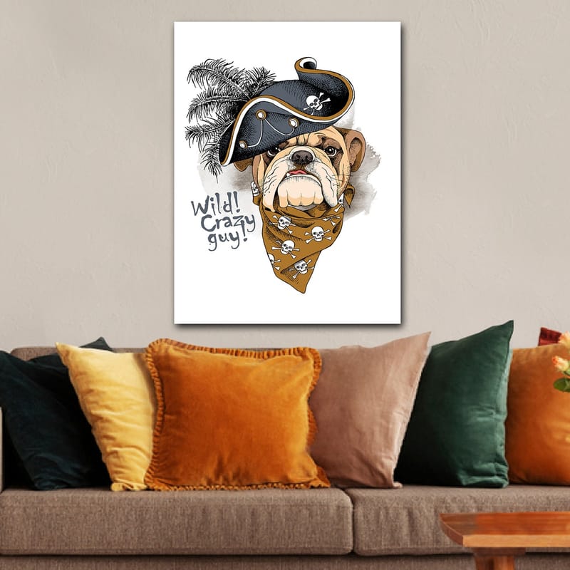 Canvastavla 70x100 cm - Bulldog klädd i pirathatt och bandana med dödskallar - Beige / Svart / Orange - Inredning - Tavlor & konst - Canvastavlor