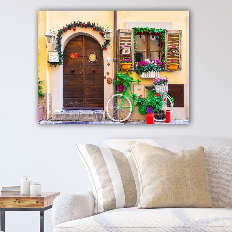 Canvastavla 70x100 cm - Charmig dörr med blommor och en cykel i en färgglad miljö, Grön / Brun / Röd