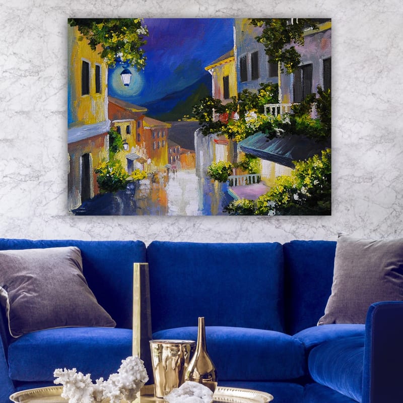 Canvastavla 70x100 cm - Charmig gränd med färgglada hus och en måne som lyser över landskapet - Gult / Blått / Grönt - Inredning - Tavlor & konst - Canvastavlor