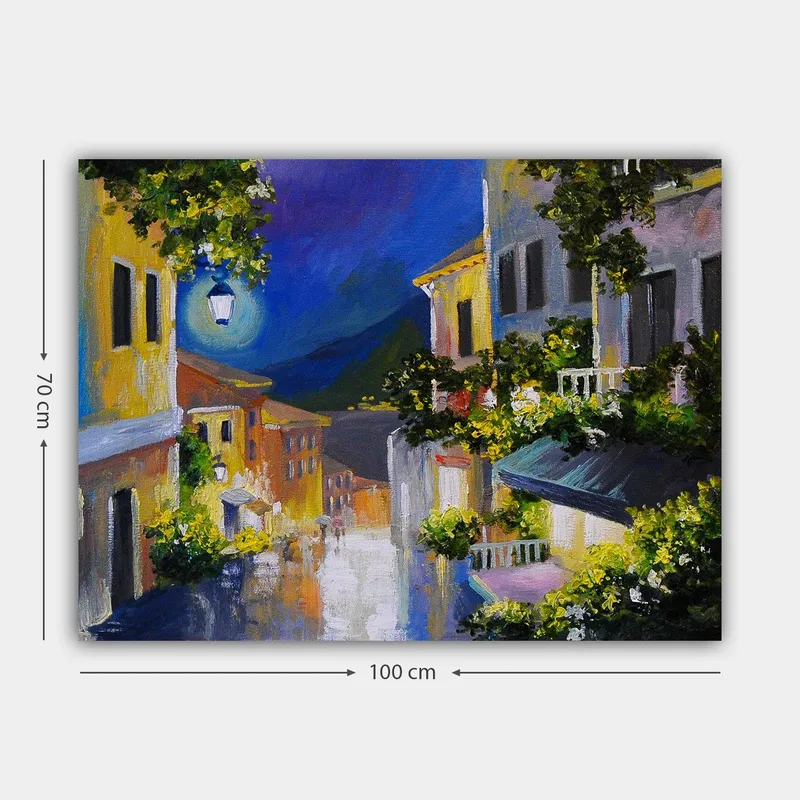 Canvastavla 70x100 cm - Charmig gränd med färgglada hus och en måne som lyser över landskapet - Gult / Blått / Grönt - Inredning - Tavlor & konst - Canvastavlor