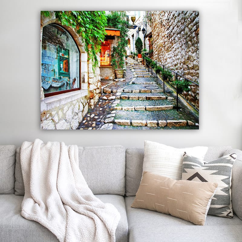 Canvastavla 70x100 cm - Charmig gränd med stenar och grönska som leder uppåt, omgiven av historiska byggnader - Grön / Beige / Orange - Inredning - Tavlor & konst - Canvastavlor
