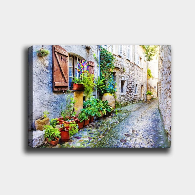 Canvastavla 70x100 cm - Charmig gränd med stenhus och blomsterkrukor som skapar en livlig atmosfär, Grön / Blå / Beige