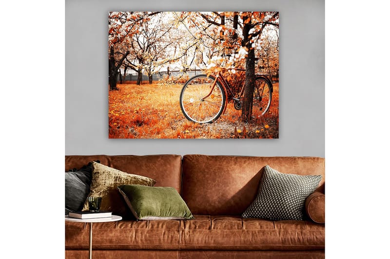 Canvastavla 70x100 cm - Cykel lutad mot ett träd i en höstig landskap med orangea och gula löv - Orange / Gul / Brun - Inredning - Tavlor & konst - Canvastavlor