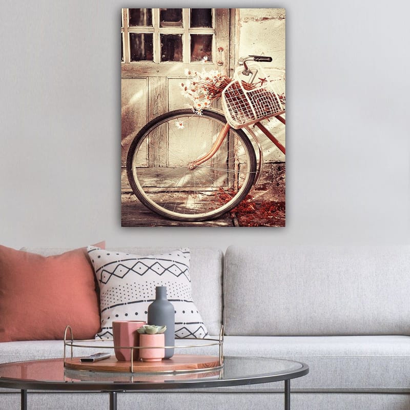 Canvastavla 70x100 cm - Cykel med en korg fylld med blommor framför en gammal dörr - Grå / Brun / Vit - Inredning - Tavlor & konst - Canvastavlor