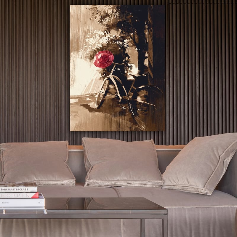 Canvastavla 70x100 cm - Cykel med en röd hatt som står i en grönskande miljö - Röd / Brun / Svart - Inredning - Tavlor & konst - Canvastavlor