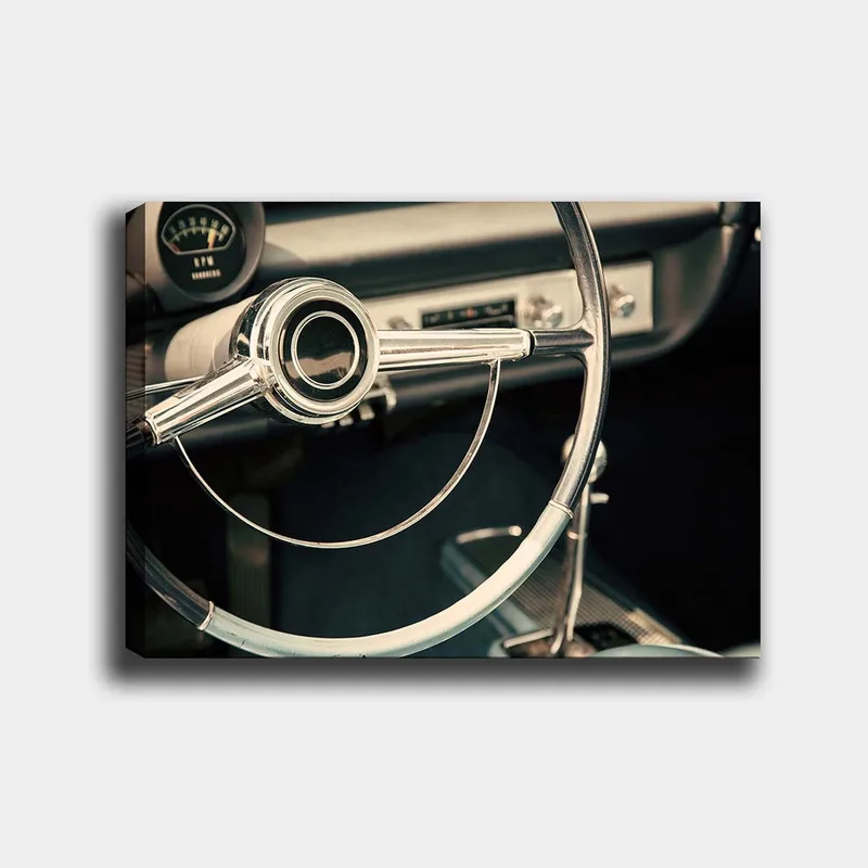Canvastavla 70x100 cm - Detaljerad närbild av en klassisk bilratts designad med eleganta linjer och kromade ytor - Krom / Vit / Svart - Inredning - Tavlor & konst - Canvastavlor