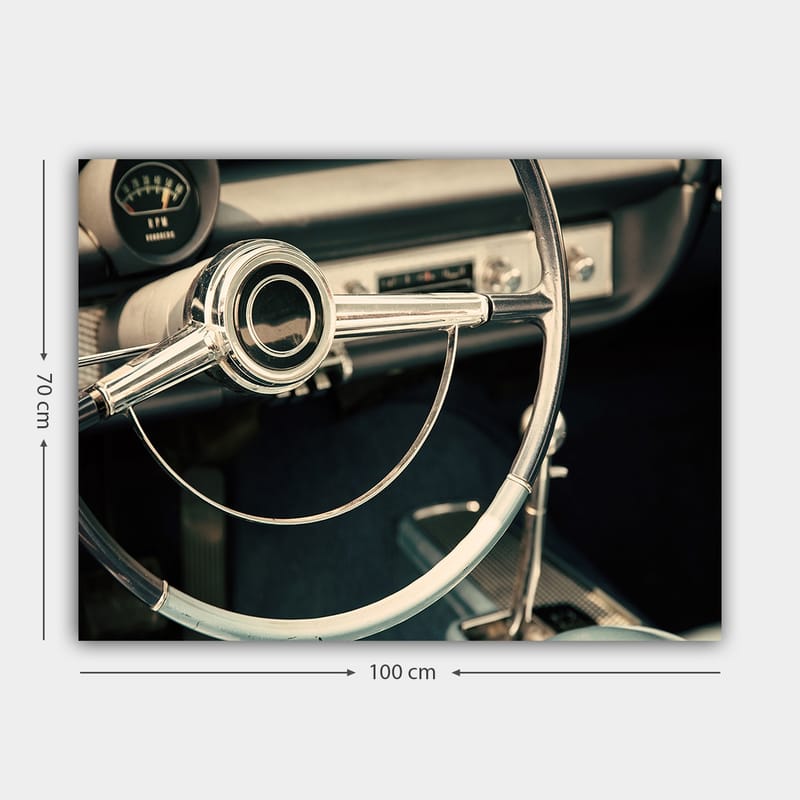 Canvastavla 70x100 cm - Detaljerad närbild av en klassisk bilratts designad med eleganta linjer och kromade ytor - Krom / Vit / Svart - Inredning - Tavlor & konst - Canvastavlor