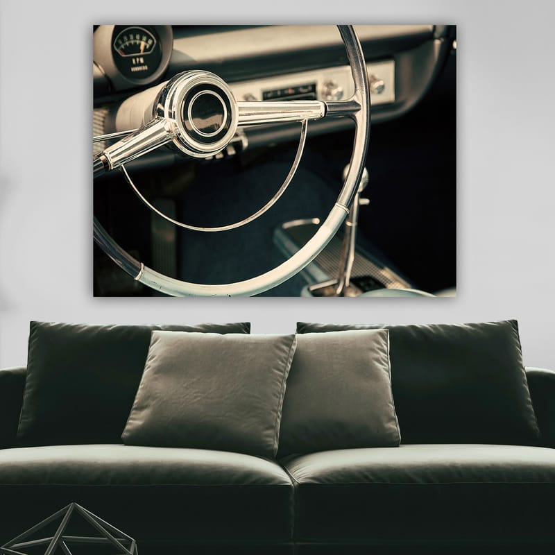 Canvastavla 70x100 cm - Detaljerad närbild av en klassisk bilratts designad med eleganta linjer och kromade ytor - Krom / Vit / Svart - Inredning - Tavlor & konst - Canvastavlor