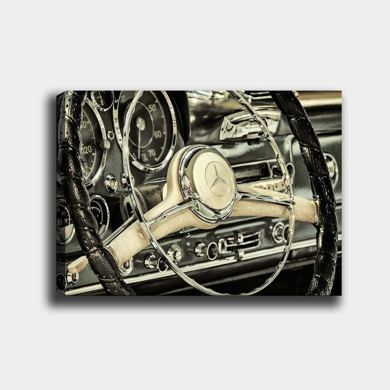 Canvastavla 70x100 cm - Detaljerad närbild av en klassisk bils ratt och instrumentpanel, Silver / Svart / Beige