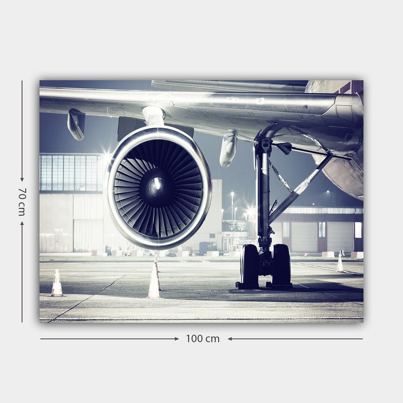 Canvastavla 70x100 cm - Detaljerad vy av ett flygplansmotor och dess underrede på en flygplats - Grå / Svart / Silver - Inredning - Tavlor & konst - Canvastavlor