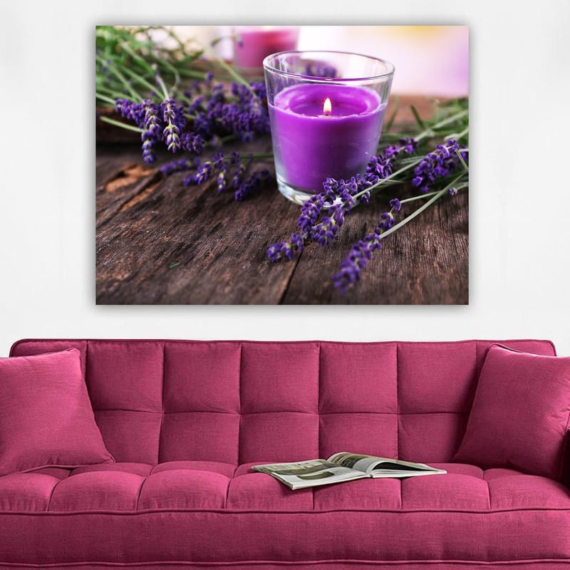 Canvastavla 70x100 cm - Doftande lavendelblomma med ett lila doftljus i ett glas - Lila / Grön / Brun - Inredning - Tavlor & konst - Canvastavlor