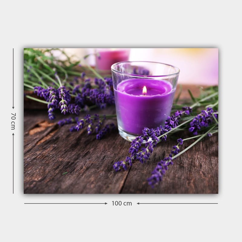 Canvastavla 70x100 cm - Doftande lavendelblomma med ett lila doftljus i ett glas - Lila / Grön / Brun - Inredning - Tavlor & konst - Canvastavlor