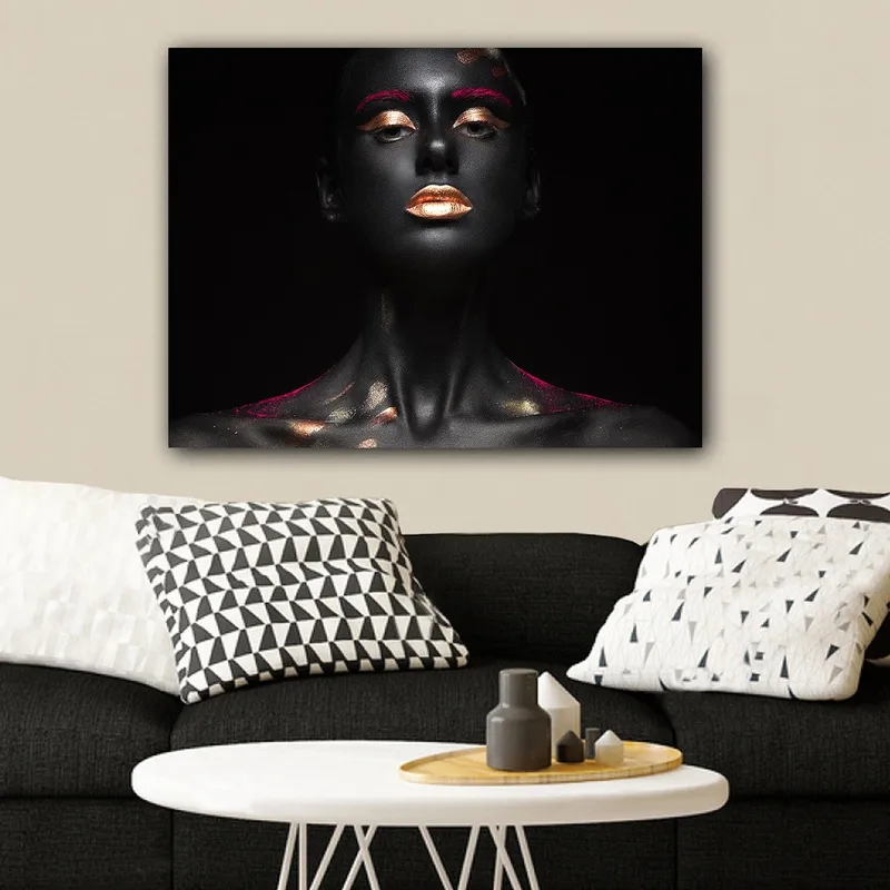 Canvastavla 70x100 cm - Dramatisk porträttmålning av en kvinna med svart kroppsmålning och guldiga detaljer, Svart / Guld / Rosa