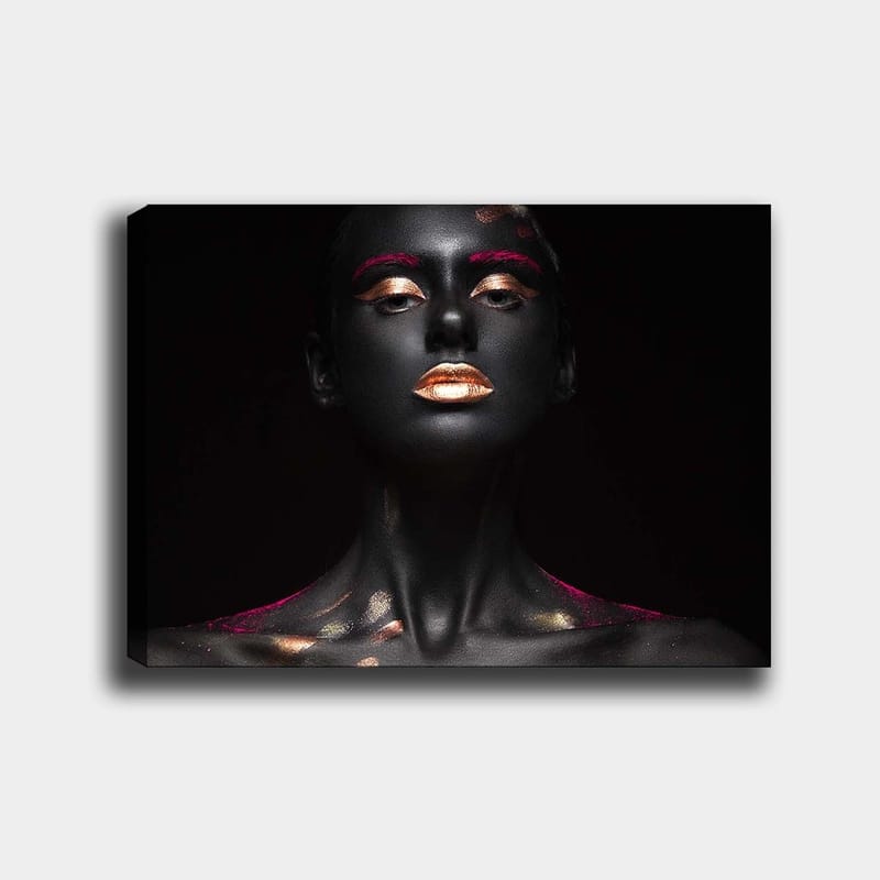 Canvastavla 70x100 cm - Dramatisk porträttmålning av en kvinna med svart kroppsmålning och guldiga detaljer - Svart / Guld / Rosa - Inredning - Tavlor & konst - Canvastavlor