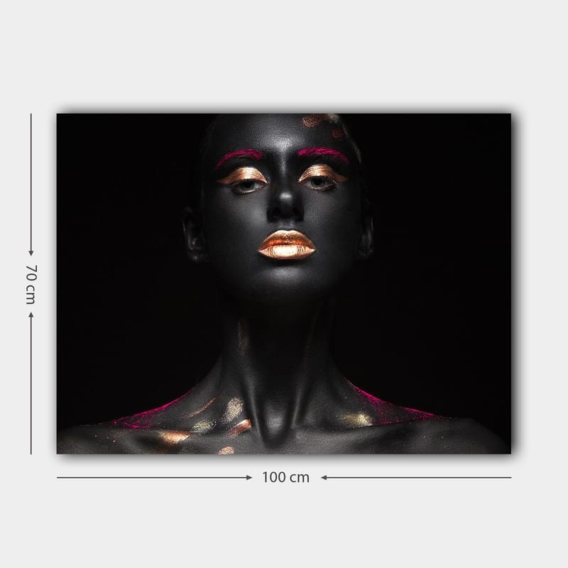 Canvastavla 70x100 cm - Dramatisk porträttmålning av en kvinna med svart kroppsmålning och guldiga detaljer - Svart / Guld / Rosa - Inredning - Tavlor & konst - Canvastavlor