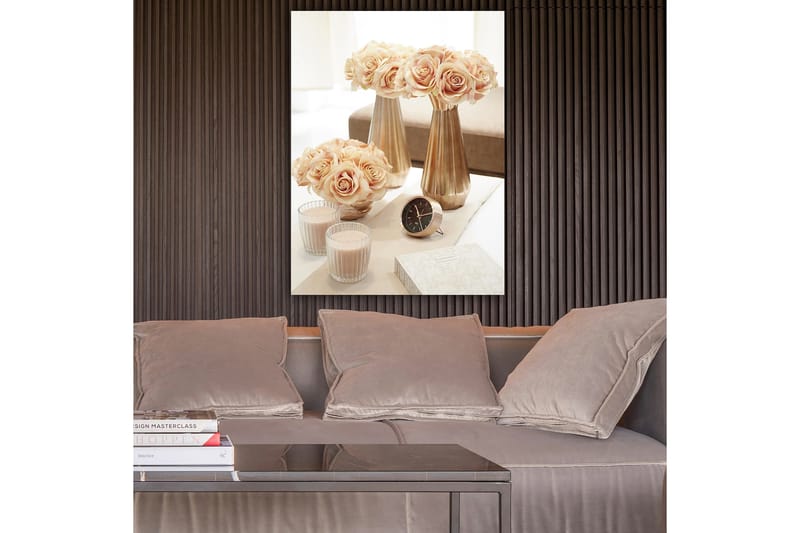 Canvastavla 70x100 cm - Elegant arrangemang av rosor i vaser som skapar en romantisk atmosfär - Ljusrosa / Guld / Beige - Inredning - Tavlor & konst - Canvastavlor