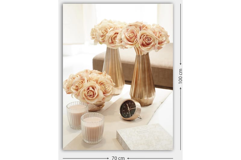Canvastavla 70x100 cm - Elegant arrangemang av rosor i vaser som skapar en romantisk atmosfär - Ljusrosa / Guld / Beige - Inredning - Tavlor & konst - Canvastavlor