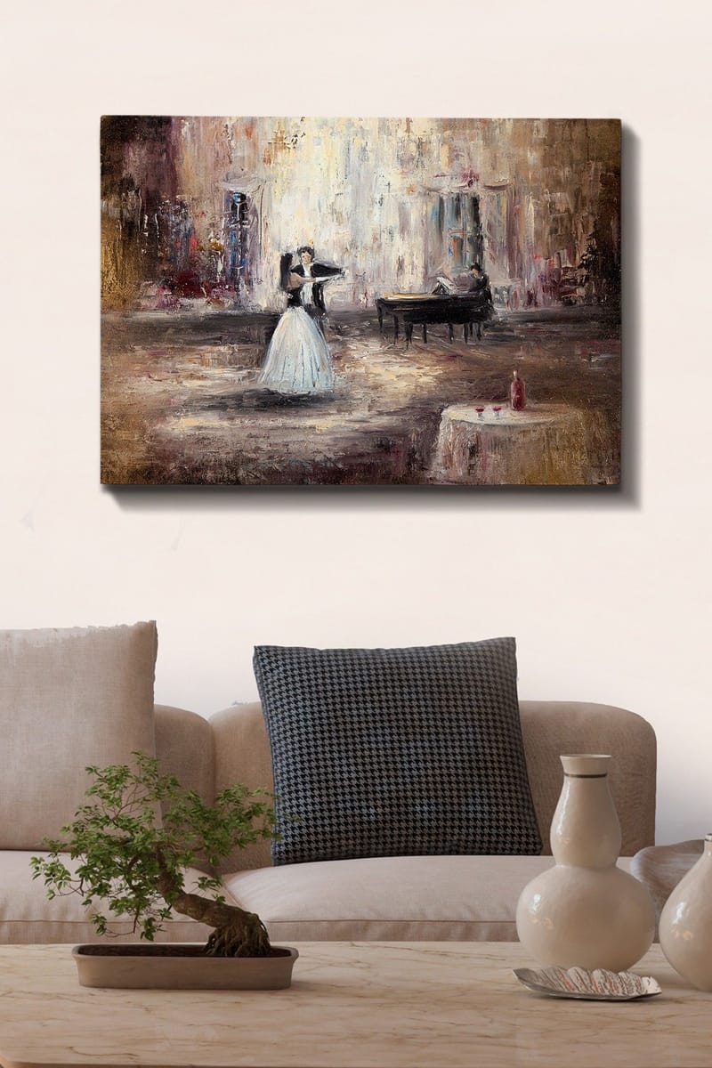 Canvastavla 70x100 cm - Elegant dansande kvinna i vit klänning framför ett piano i en romantisk miljö - Vit / Brun / Grå - Inredning - Tavlor & konst - Canvastavlor