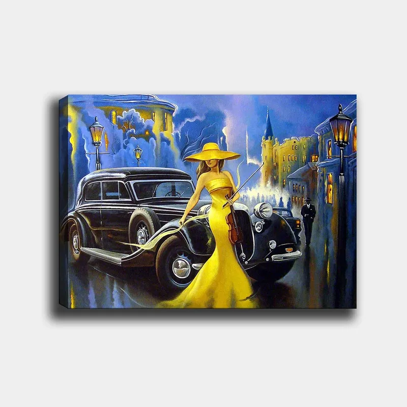 Canvastavla 70x100 cm - Elegant kvinna i en gul klänning och hatt som spelar fiol vid en klassisk bil i en stadsmiljö, Gul / Svart / Blå