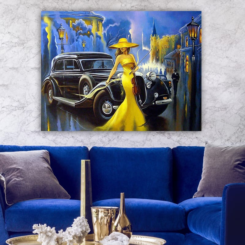 Canvastavla 70x100 cm - Elegant kvinna i en gul klänning och hatt som spelar fiol vid en klassisk bil i en stadsmiljö - Gul / Svart / Blå - Inredning - Tavlor & konst - Canvastavlor