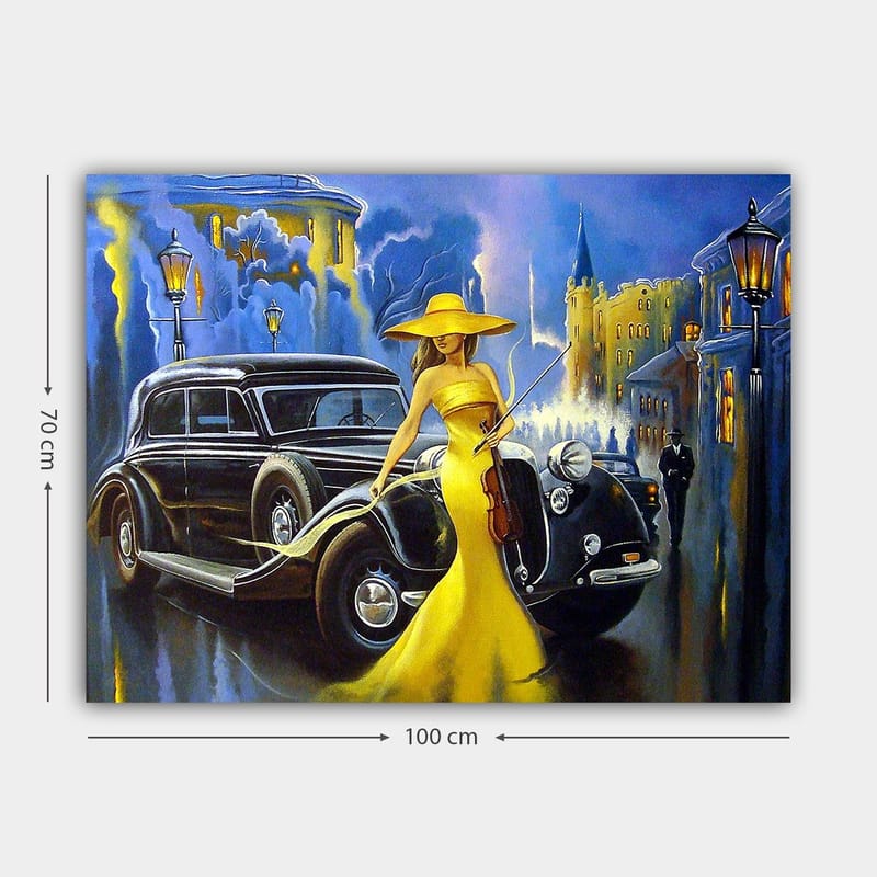 Canvastavla 70x100 cm - Elegant kvinna i en gul klänning och hatt som spelar fiol vid en klassisk bil i en stadsmiljö - Gul / Svart / Blå - Inredning - Tavlor & konst - Canvastavlor