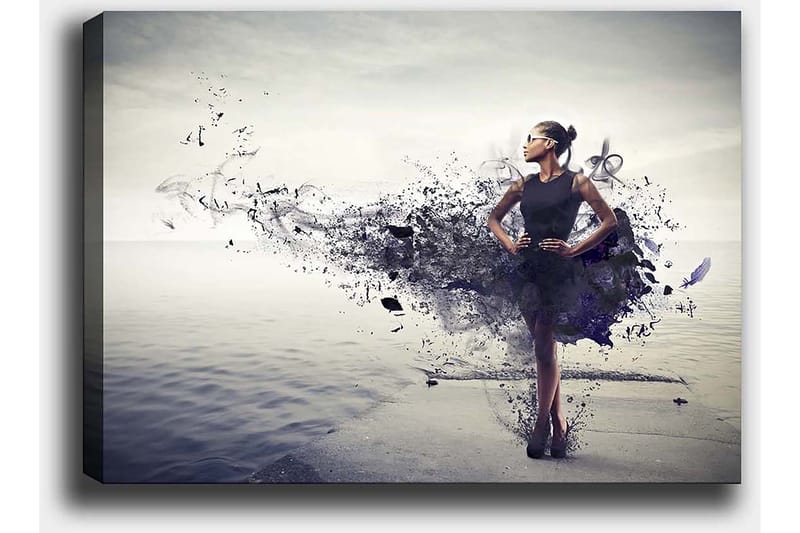 Canvastavla 70x100 cm - Elegant kvinna i en svart klänning som står på en strand med en abstrakt, färgsprakande bakgrund - Svart / Lila / Grå - Inredning - Tavlor & konst - Canvastavlor