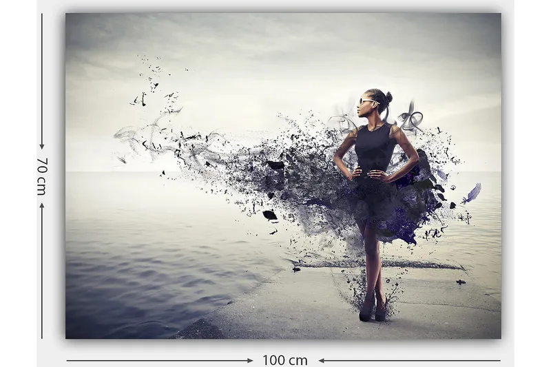 Canvastavla 70x100 cm - Elegant kvinna i en svart klänning som står på en strand med en abstrakt, färgsprakande bakgrund - Svart / Lila / Grå - Inredning - Tavlor & konst - Canvastavlor