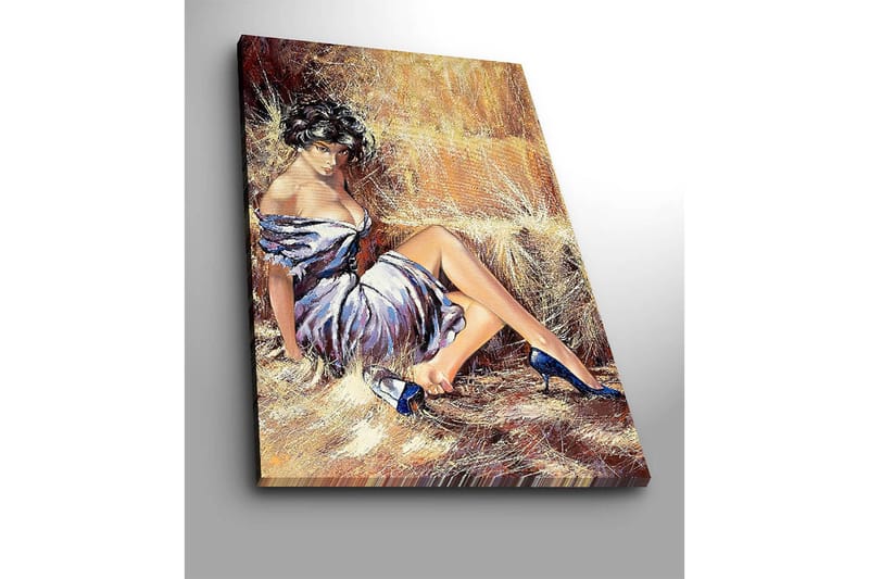 Canvastavla 70x100 cm - Elegant kvinna i en vit klänning med blå skor sitter avslappnat mot en halmbal - Vit / Blå / Beige - Inredning - Tavlor & konst - Canvastavlor