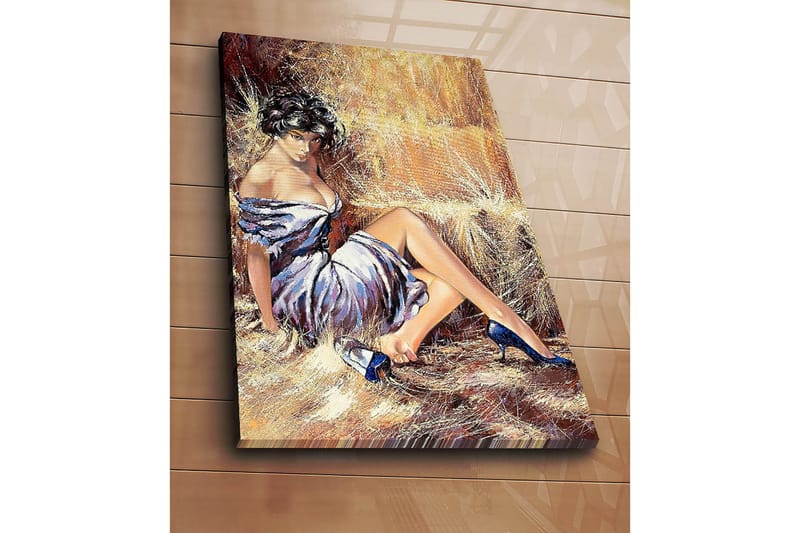 Canvastavla 70x100 cm - Elegant kvinna i en vit klänning med blå skor sitter avslappnat mot en halmbal - Vit / Blå / Beige - Inredning - Tavlor & konst - Canvastavlor