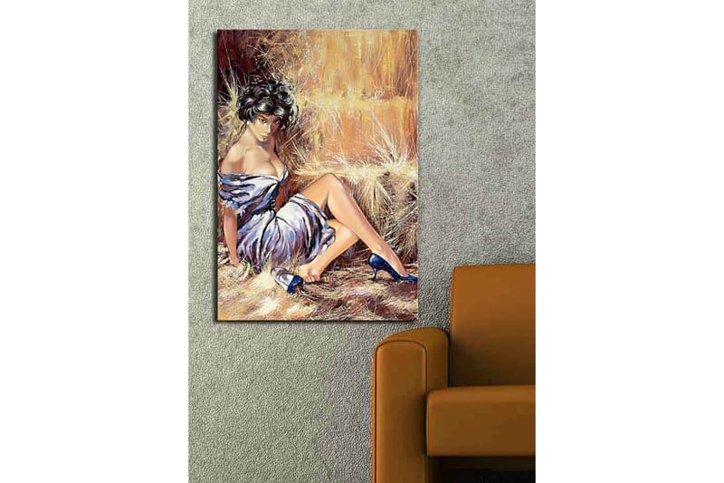 Canvastavla 70x100 cm - Elegant kvinna i en vit klänning med blå skor sitter avslappnat mot en halmbal - Vit / Blå / Beige - Inredning - Tavlor & konst - Canvastavlor