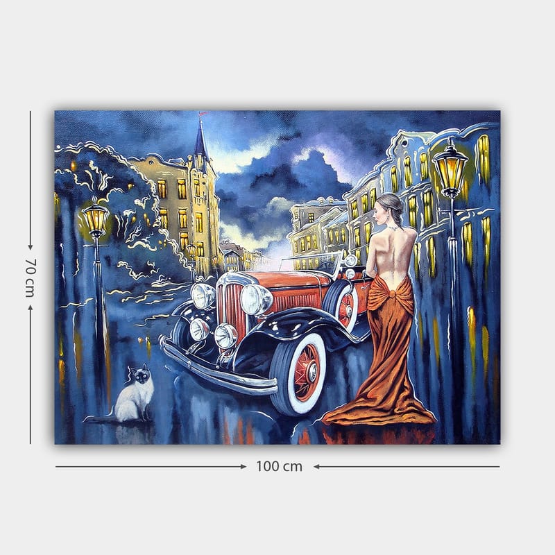 Canvastavla 70x100 cm - Elegant kvinna i röd klänning står vid en klassisk bil på en stadsgata i skymningen - Röd / Svart / Blå - Inredning - Tavlor & konst - Canvastavlor