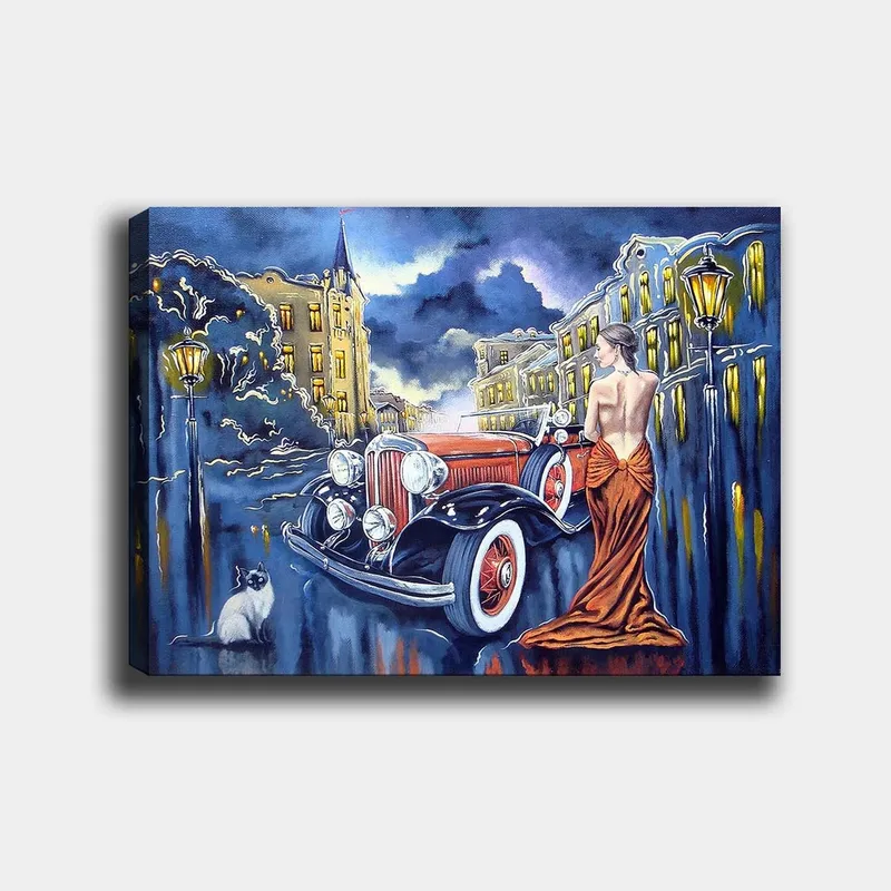 Canvastavla 70x100 cm - Elegant kvinna i röd klänning står vid en klassisk bil på en stadsgata i skymningen, Röd / Svart / Blå