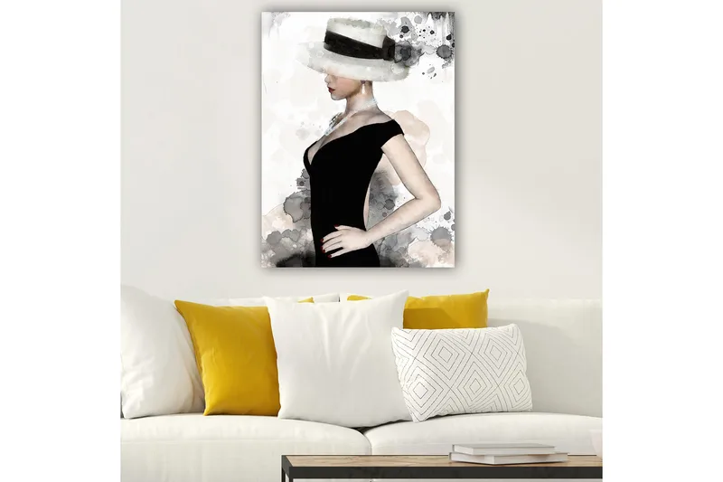 Canvastavla 70x100 cm - Elegant kvinna i svart klänning med en stor hatt som framhäver hennes stil och skönhet - Svart / Grå / Beige - Inredning - Tavlor & konst - Canvastavlor