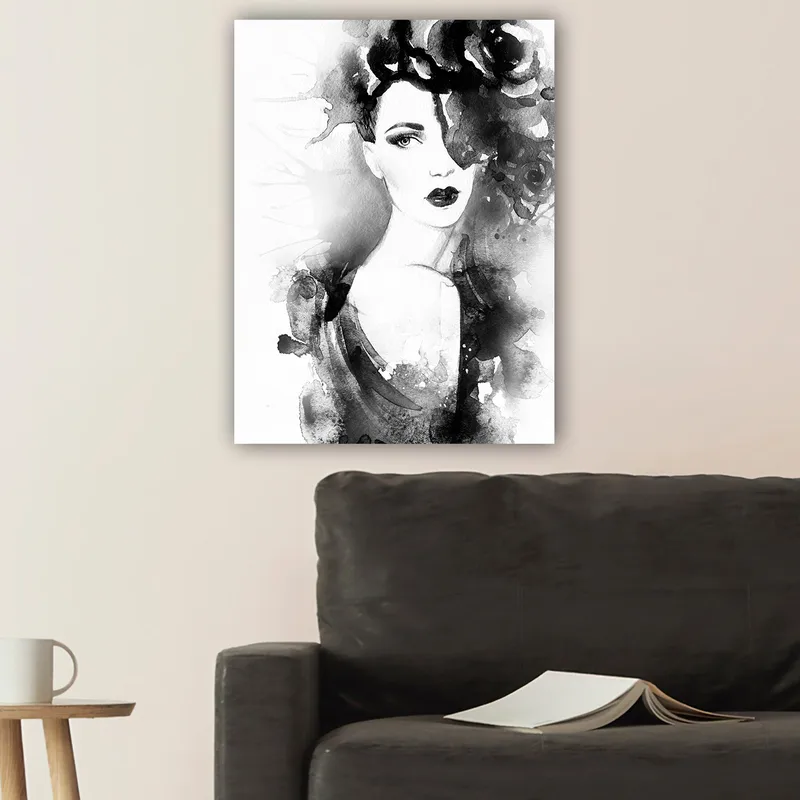 Canvastavla 70x100 cm - Elegant kvinna med mörkt hår och dramatiskt smink, omgiven av svarta blommor - Svart / Grå / Vit - Inredning - Tavlor & konst - Canvastavlor