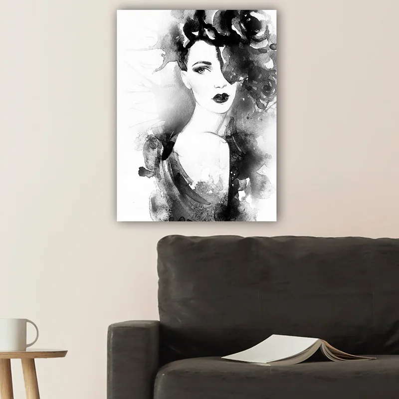 Canvastavla 70x100 cm - Elegant kvinna med mörkt hår och dramatiskt smink, omgiven av svarta blommor - Svart / Grå / Vit - Inredning - Tavlor & konst - Canvastavlor