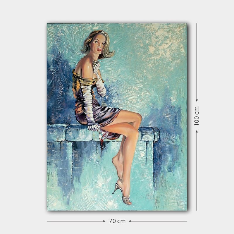 Canvastavla 70x100 cm - Elegant kvinna sitter på en bänk med en dramatisk pose, klädd i en stilren klänning - Blå / Beige / Svart - Inredning - Tavlor & konst - Canvastavlor