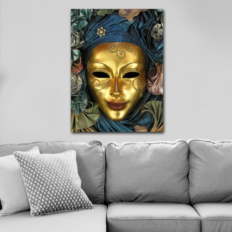 Canvastavla 70x100 cm - Elegant mask med gyllene yta och intrikata detaljer, omgiven av blå och gröna textilier - Guld / Blå / Grön - Inredning - Tavlor & konst - Canvastavlor