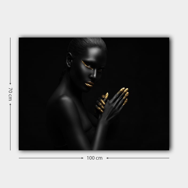 Canvastavla 70x100 cm - Elegant och mystisk kvinna med svart hud och guldiga detaljer i ansiktet och på händerna - Svart / Guld - Inredning - Tavlor & konst - Canvastavlor