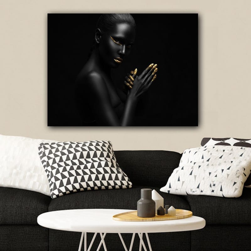 Canvastavla 70x100 cm - Elegant och mystisk kvinna med svart hud och guldiga detaljer i ansiktet och på händerna - Svart / Guld - Inredning - Tavlor & konst - Canvastavlor