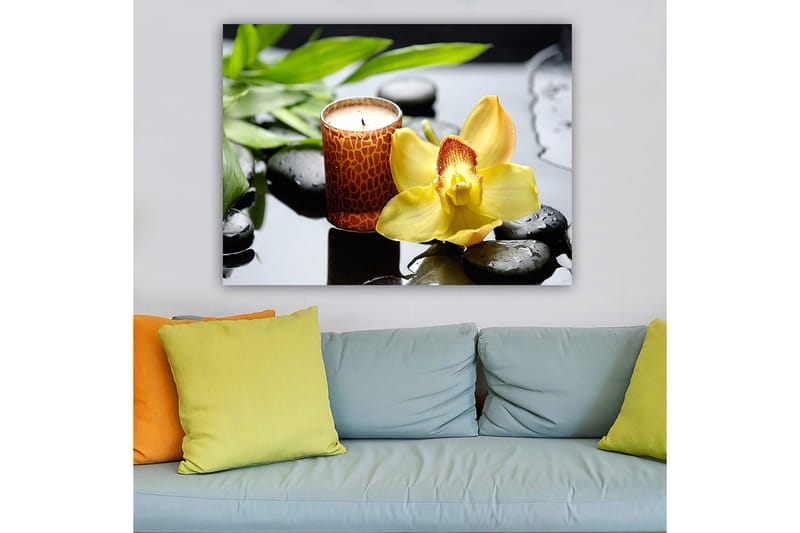 Canvastavla 70x100 cm - Elegant orkidéblomma i gult med en doftljus och svarta stenar i en harmonisk komposition - Gul / Svart / Grön - Inredning - Tavlor & konst - Canvastavlor