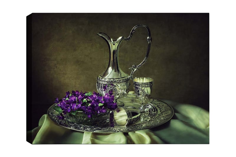 Canvastavla 70x100 cm - Elegant silverkanna med blommor på en dekorerad bricka, Silver / Lila / Grön