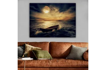 Canvastavla 70x100 cm - Ensam båt glider fram över en spegelblanka sjö under en stor, lysande måne - Mörkblå / Gyllene / Grå - Inredning - Tavlor & konst - Canvastavlor